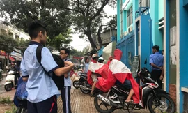 Phụ huynh hối hả đón con về nhà tránh bão 