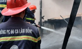 Khu dân cư hoảng loạn vì cháy kho hàng