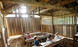 Lớp học xuyên nắng, xuyên gió