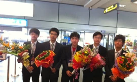 5 em trong đoàn Olympic Vật lý vừa về đến sân bay Nội Bài chiều nay, 18-7