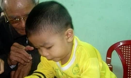 Hơn hai tuổi mới biết nói nhưng đã biết đọc chữ