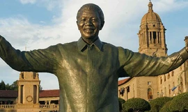 Bức tượng cố tổng thống Nelson Mandela cao 9m giữa Tòa nhà Liên bang