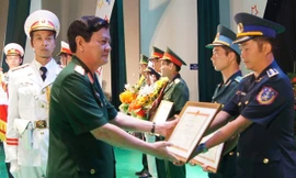 Lãnh đạo Bộ Quốc phòng trao danh hiệu Gương mặt trẻ tiêu biểu toàn quân cho Đại úy Tô Bá Thắng (bên phải) ngày 16-5