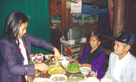 Chị Dung kính cẩn chăm sóc bữa ăn cho cha mẹ