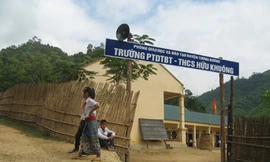 Thầy cô nơi lòng hồ thủy điện Bản Vẽ