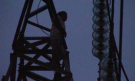 Người đàn ông trèo lên trụ điện la hét 