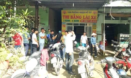 Giáo viên ôm tiền bỏ trốn, học viên bao vây trụ sở