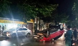 Ô tô lật ngửa sau cú va chạm mạnh, tài xế may mắn thoát chết