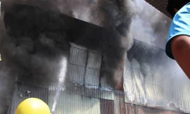 Công ty gỗ ở Bình Dương phát cháy dữ dội