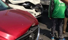 Ô tô 'điên' gây tai nạn liên hoàn, đường ùn tắc kéo dài