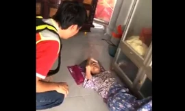 Công an vào cuộc vụ nghịch tử đánh mẹ dã man