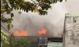 Kho sơn công ty gỗ phát cháy, công nhân tháo chạy tán loạn