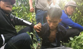 Đội "hiệp sĩ" bắt giữ đối tượng (giữa) 