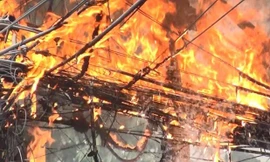 Trụ điện cháy dữ dội sau tiếng nổ 