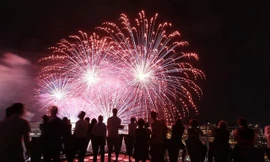 Pháo hoa rực trời Bình Dương mừng lễ 30/4