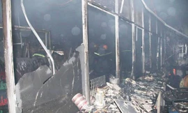 Ba ki ốt phát cháy trong đêm, cả khu phố náo loạn