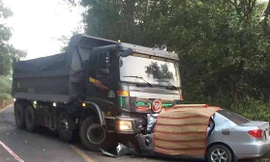 Xe 4 chỗ đấu đầu xe ben, 4 người thương vong