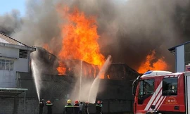 Cháy lớn thiêu rụi 2000 m2 nhà xưởng chứa mút xốp