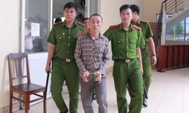 Cả nhà thoát chết khi kẻ xấu khóa trái cửa dùng xăng đốt