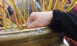 Người dân tranh nhau bốc tro mang về nhà là mê tín