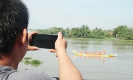 Hàng ngàn người dân 'đội nắng' xem đua thuyền ở Bình Dương