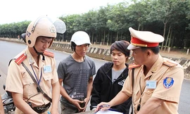Công khai danh tính cán bộ can thiệp vi phạm an toàn giao thông