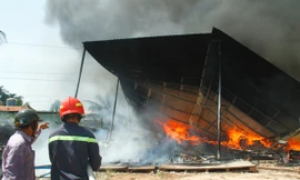 Cận cảnh hiện trường vụ cháy kinh hoàng tại xưởng sản xuất nệm mút