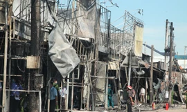 Vụ tai nạn giữa xe bồn chở xăng dầu và xe ba gác làm 6 người chết, 2 người bị thương. 