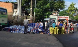 Người dân giúp gom bia đổ ra đường làm tài xế xúc động bật khóc