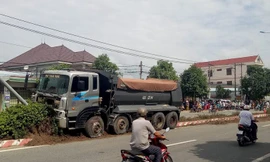 Xe ben tông chết người, cày nát dải phân cách