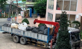 Bình Dương: Bắt giữ 2 xe tải chở chất thải nguy hại