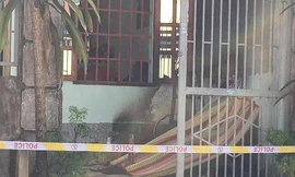 Phát hiện thi thể nam giới cháy đen trước cửa nhà nghi tự thiêu