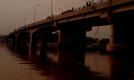 Lực lượng cứu hộ nỗ lực tìm kiếm người nhảy cầu giữa mưa lớn