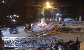 Thanh niên đi xe SH tông đổ cổng chào nằm bất động