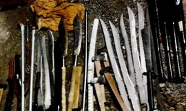 Phát hiện súng, bom xăng và nhiều mã tấu trong quán karaoke