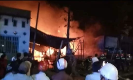 Khói lửa bao trùm 4 cửa hàng mặt phố ở Bình Dương