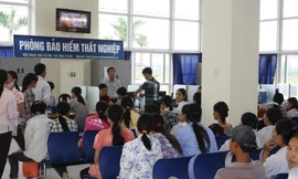 Hàng ngàn người chờ nhiều tháng chưa nhận được trợ cấp thất nghiệp