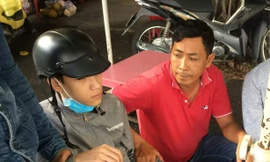 Đối tượng (đội nón đen) bị bắt sau khi tống tiền nạn nhân 