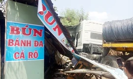 Gần 10 người thoát chết khi xe container tông sập quán bún