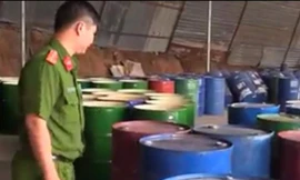 Phát hiện cơ sở chứa hàng ngàn thùng hóa chất chưa qua xử lý 