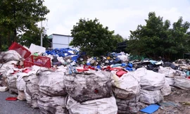 Hàng chục tấn chất thải công nghiệp tập kết trái phép giữa khu dân cư