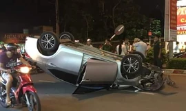 Xe 4 chỗ lật ngửa sau khi tông đổ biển báo giao thông 