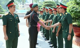 Đoàn cán bộ Quân đội Ấn Độ thăm quân đội Việt Nam