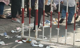 Rác thải ngập đường tại Lễ hội Rằm tháng Giêng