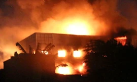 Đang cháy lớn tại một công ty gỗ ở Bình Dương