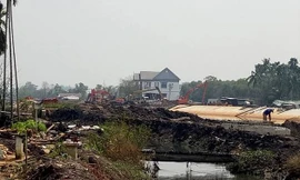 Nhà nứt, cây trồng chết hàng loạt vì 'siêu dự án' thoát nước