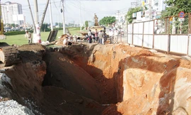 Ba công nhân bị chôn vùi dưới hố công trình