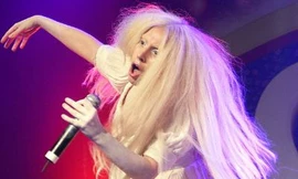 Lady Gaga giả ma dọa khán giả