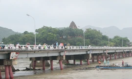 Cầu ở Nha Trang lún, ô tô phải đi hướng khác