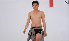 Next Top Model: thí sinh nam tự tin với bụng 'một múi'